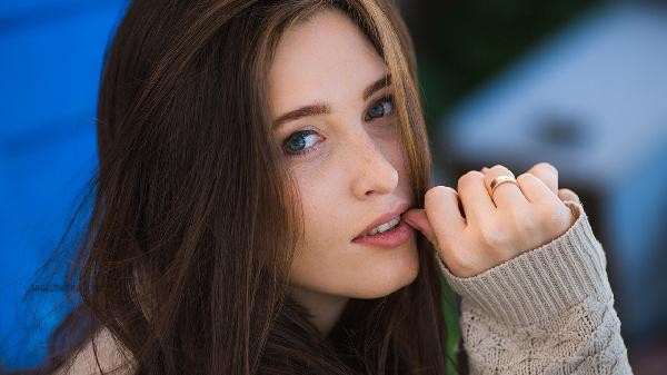 Why are women with happy marriages often not the ones who can earn the most money?