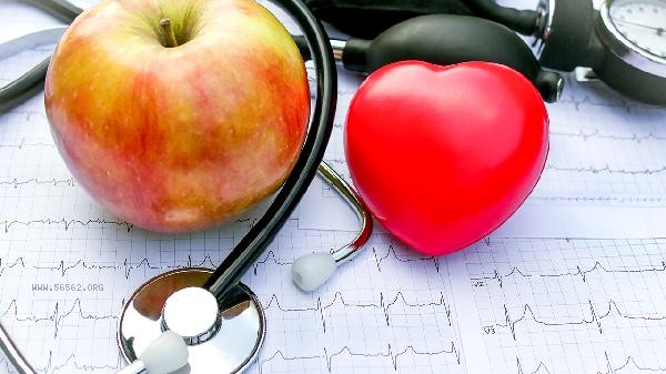 Can apples still be eaten if they undergo oxidation and discoloration