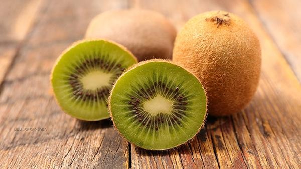Can kiwifruit still be eaten if it has white hair