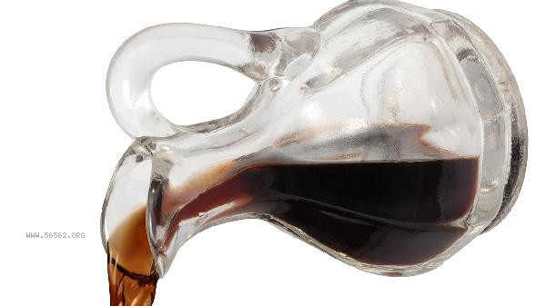 What are the effects of combining dishwashing detergent and white vinegar together