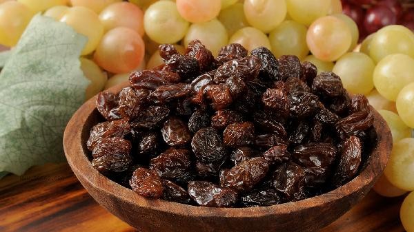 What is the name of black long raisins