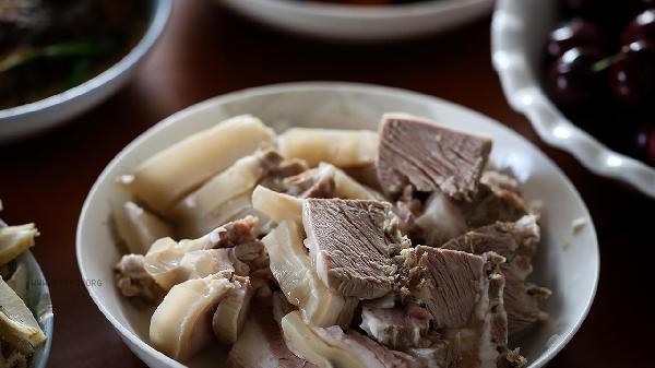 Will thawed meat spoil if left outside for 10 hours