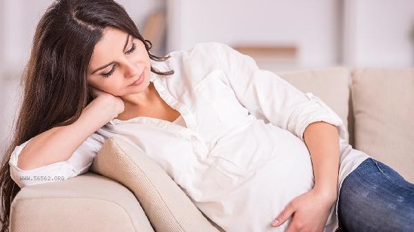 Can postpartum women eat fried eggs with Chinese toon