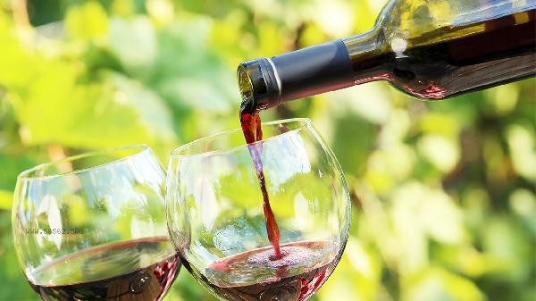The correct method for sobering up red wine