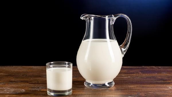 Which is better, adopting a cow or Yili pure milk