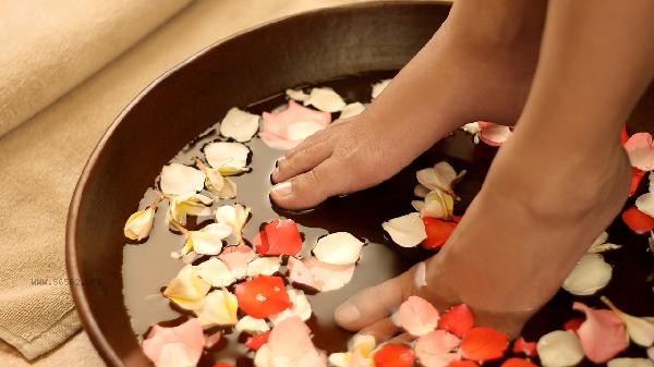 What can be used to soak feet for weight loss